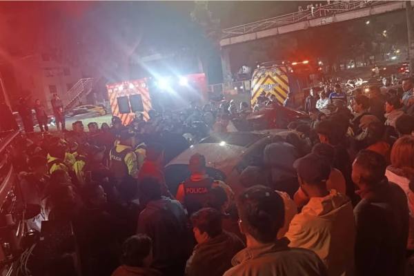 Un vehículo chocó contra el muro central del intercambiador y terminó volcado. ,ECU 911