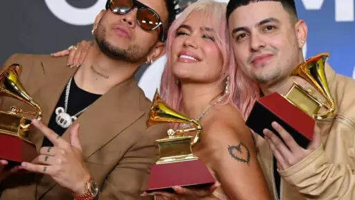 Durante los Latin Grammy 2023, Karol G apareció al lado de Ovy On The Drums y Keityn. ,instagram @latingrammys