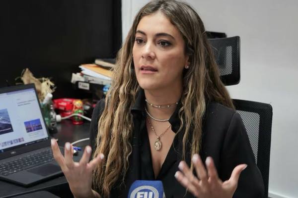 Mecánico revisando el motor de un automóvil