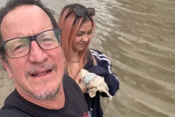 Andrés Crespo y su pareja comparten un momento de humor frente a las inundaciones en Urdesa ,Extra